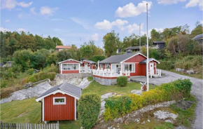 Nice Home In Uddevalla With House Sea View, Uddevalla